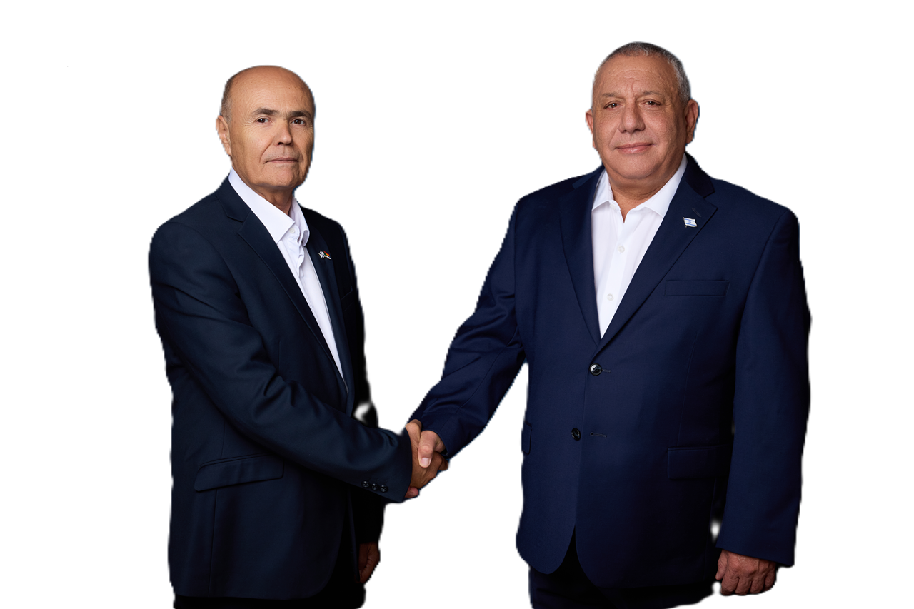 כמיל אבו רוקן עומד לצד גדי אייזנקוט